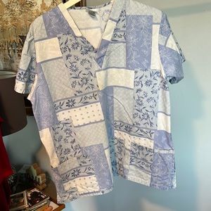 Scrub advantage 65% polyester 35% cotton large blue floral print top